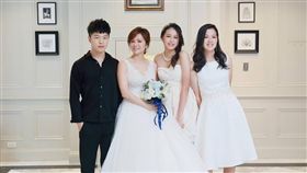 陳施羽跟3個孩子。（翻攝臉書)