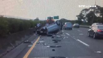 恍神追撞翻6圈　2人命大僅受輕傷