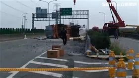 一輛化學槽車今（22）日凌晨3點，行經台61線西濱快速道路彰化縣線西北上路段時，疑自撞分隔島翻車，駕駛被救出後已無生命跡象，被送往醫院搶救。