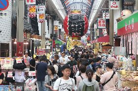 日本黑門市場迎萬名遊客　與在地共存共