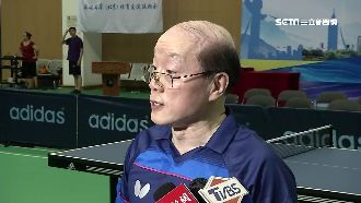 與兩岸學生打友誼賽　劉結一救球摔倒