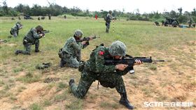 砲兵部隊藉連續偵查、選擇與佔領戰地。（記者邱榮吉/金門拍攝）