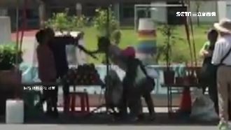 攤商嗆不買幹嘛問　慘被客人雨傘海K