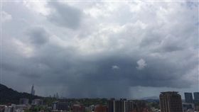 對流雲系發展旺盛，台北盆地出現黑色簾幕狀雨瀑！天氣風險公司分析師吳聖宇今（22）日在臉書粉絲團po出一張照片，可看到積雨雲下方有簾幕狀的黑影，而該區域就是「雨瀑」。（圖／翻攝自《天氣職人-吳聖宇》臉書）