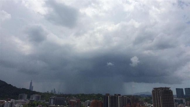 天空破洞！台北驚見「黑色簾幕」雨瀑