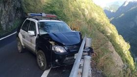 台中,警車,護欄,車禍,中橫便道（圖／翻攝畫面）