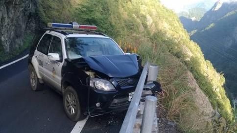 疑因視線不佳　警車衝撞護欄險墜山谷