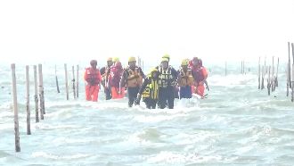 挖文蛤忘我！1男1女漲漲潮受困沙洲