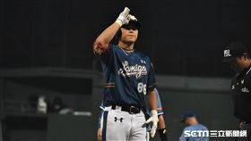 桃猿外野手藍寅倫開轟。（圖／記者王怡翔攝）