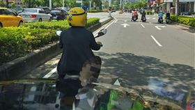 機車族,高溫,躲太陽,陰影,妨礙交通　圖／翻攝自臉書爆怨公社