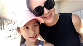 小禎（胡盈禎）跟女兒Emma去美國度假。（翻攝臉書）
