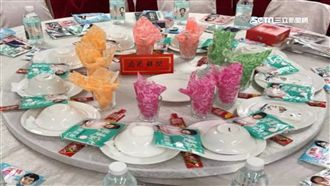 選舉文宣擺滿餐桌　網笑：這桌吃面紙