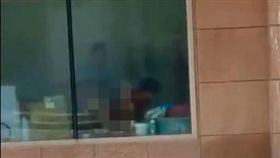 緊臨馬路旁…銀行玻璃窗見「老漢推車」　影片曝光掀網暴動 圖翻攝自微博