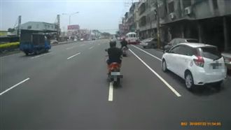 男騎車講電話下場慘　網卻笑翻狂重播