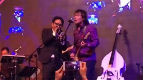 五佰與攝影師林炳存合唱。（圖／翻攝自陳建州粉絲團）