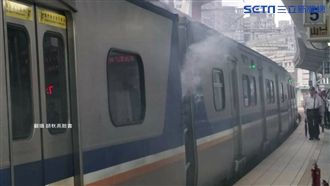 通勤尖峰…台鐵五堵站電車冒白煙！