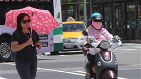 全台天氣炎熱  騎車包緊緊中央氣象局預報19日各地天氣大致晴朗穩定，西半部高溫可能達攝氏36度以上，民眾騎乘機車全身包緊緊防曬。中央社記者鄭傑文攝　107年7月19日
