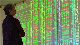 台股開高震盪收黑（2）台北股市6日開高震盪收黑，收盤跌3.24點，為10608.57點，跌幅0.03%，成交金額新台幣1587.74億元；加權指數開盤為10645.66點，盤中最高10665.72點，最低10523.58點。中央社記者董俊志攝　107年7月6日