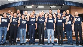 吳敦義首度與各縣市選將合體造勢　高喊當選中國國民黨主席吳敦義（前中）14日在中央黨部與各縣市長參選人首度合體造勢，副主席曾永權（前左4）、郝龍斌（前右4）及各縣市參選人都穿上KMT字樣的T恤，高喊當選，力拚贏得年底選舉。中央社記者謝佳璋攝　107年7月14日