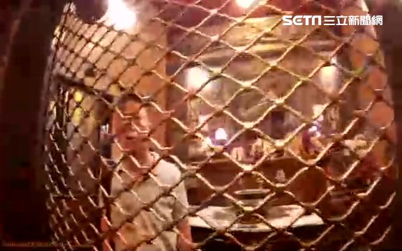 太虔誠！他拜拜受困險「與神同眠」