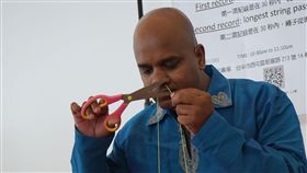 棉繩口鼻進出 印度瑜珈師挑戰金氏世界紀錄