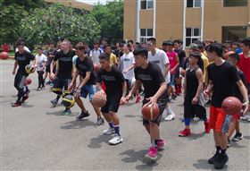 林書豪也討教球技 美街頭籃球教授到雲林