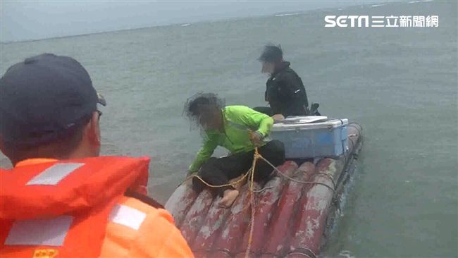 2釣客搭膠筏出海翻覆　海巡外海救起