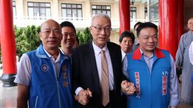 吳敦義高雄光德寺參拜  全力輔選中國國民黨主席吳敦義（中）23日偕國民黨高雄市長參選人韓國瑜（前左）、台南市長參選人高思博（前右）到阿蓮區光德寺參拜。中央社記者王淑芬攝  107年7月23日