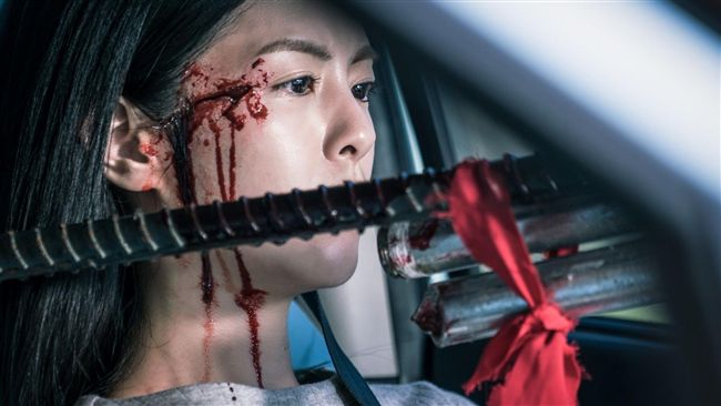驚！就差1公分　女星險遭鋼筋刺穿臉