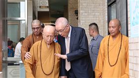 吳敦義為淨心長老祝壽中國國民黨主席吳敦義（前中）23日前往高雄市阿蓮區向淨心長老（前左）祝壽，同時在參拜時祝禱國民黨年底選情能開紅盤。中央社記者王淑芬攝  107年7月23日