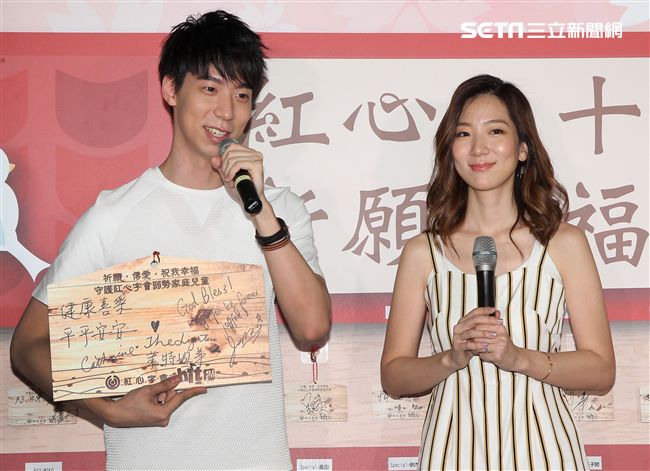「萊特姐弟」擔任公益大使，化身為愛的攝影師，替弱勢孩童裝扮拍攝親子照圓夢。（記者邱榮吉/攝影）