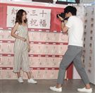 「萊特姐弟」擔任公益大使，化身為愛的攝影師，替弱勢孩童裝扮拍攝親子照圓夢。（記者邱榮吉/攝影）
