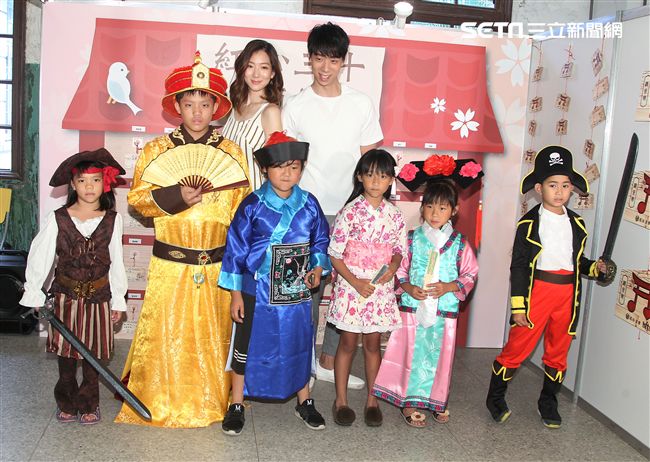 「萊特姐弟」擔任公益大使，化身為愛的攝影師，替弱勢孩童裝扮拍攝親子照圓夢。（記者邱榮吉/攝影）