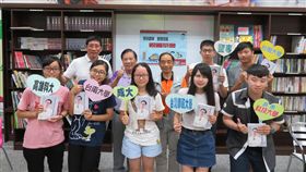 屏東家扶扶助學子如願唸台大屏東家扶中心5日為考上大學的受扶助學生舉辦祝福茶會，今年有14名孩子考取國立大學，其中就讀屏東高中的蘇仕辰（後右1）努力考取台大，並說服母親接受家扶扶助，讓他可以朝夢想邁進。（屏東家扶提供）中央社記者郭芷瑄傳真　107年7月5日