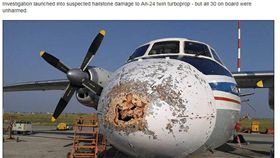 「機頭破洞」照飛！俄客機頂過雷雨平安降落　圖／翻攝自西伯利亞時報