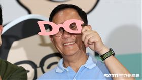 我是叮叮　丁守中發布主視覺設計（2）國民黨提名台北市長參選人丁守中推出臉書粉絲專頁「我是叮叮丁守中  聽聽台北」，23日並發表首波競選主視覺設計，丁守中在會中手拿Logo造型紙眼鏡留影。中央社記者張皓安攝　107年7月23日