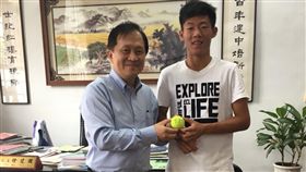 曾俊欣贈送簽名球給校長徐建國。（圖／曾育德提供）