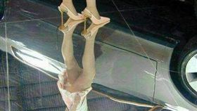 打蠟,反射,裙底,春光,爆廢公社　圖／翻攝自臉書爆廢公社