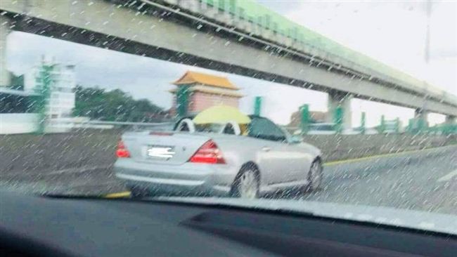 慘！敞篷車突遇大雨⋯他車內撐起雨傘
