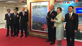 帛琉郵政總長Timothy Sinsak、駐臺大使歐克麗 (Dilmei L. Olkeriil) 參與紀念郵票發行典禮（圖／翻攝外交部臉書）