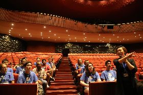 美國青年樂手來台　參觀台中國家歌劇院