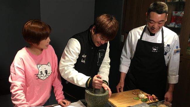 李易挖掘隱藏版美食！揪晨熙一起練功