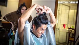 胡宇威為《寒單》落髮。（圖／奧瑪優勢提供）