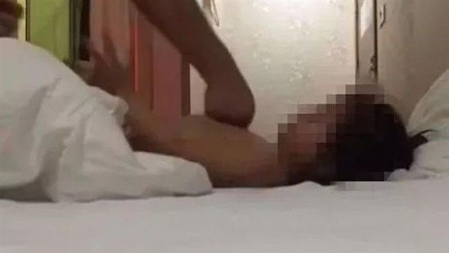 為逼前妻出面　他「拳打手掐」親生女