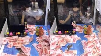 「吹娃娃機」狂掃百元鈔　網友全看呆