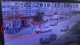 俄羅斯哈巴羅夫斯克日前發生一起車禍，一名無照駕駛酒駕開車，結果撞上走在人行道的一家三口。當時父親為了保護兒子用肉身擋車，導致他當場身亡，兒子和同行的妻子則身受重傷。目前駕駛已被拘留，至於詳細的事故原因仍待警方調查。（圖／翻攝自liveleak）