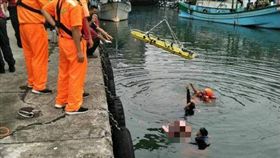 長潭里漁港,碧砂漁港,投海,機車,基隆(翻攝畫面)
