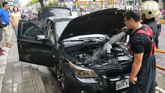 驚！BMW停放停車格　突起火燃燒