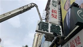 突下大雷雨又漏電　工人被電暈卡招牌（圖／翻攝畫面）