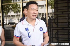 台北市議員鍾小平按鈴申告教育部長葉俊榮瀆職。 （圖／記者林敬旻攝）